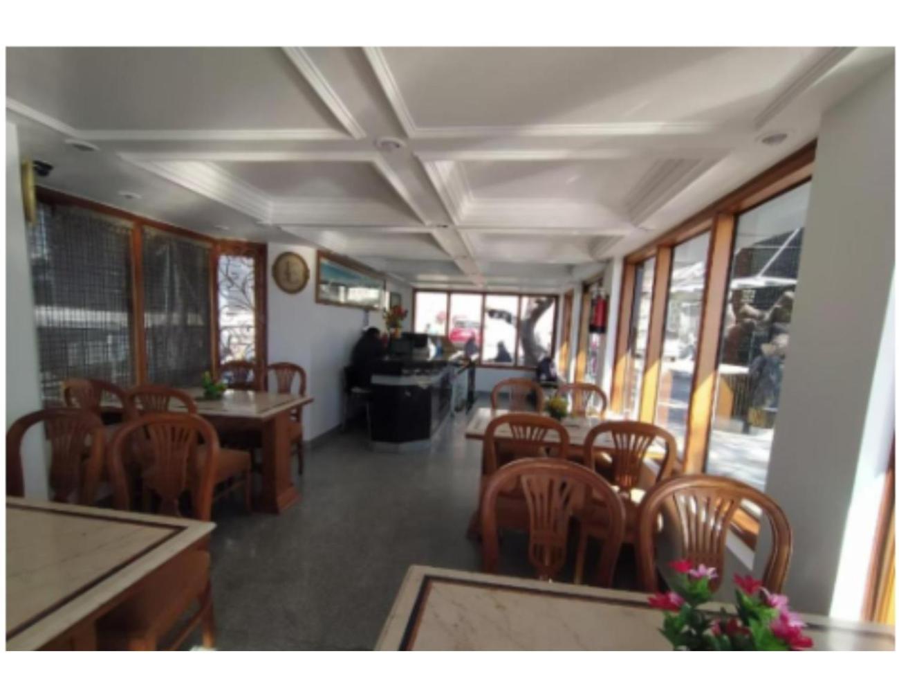 Hotel Horizon Near Picture Palace Bus Stand, 무소리에 외부 사진